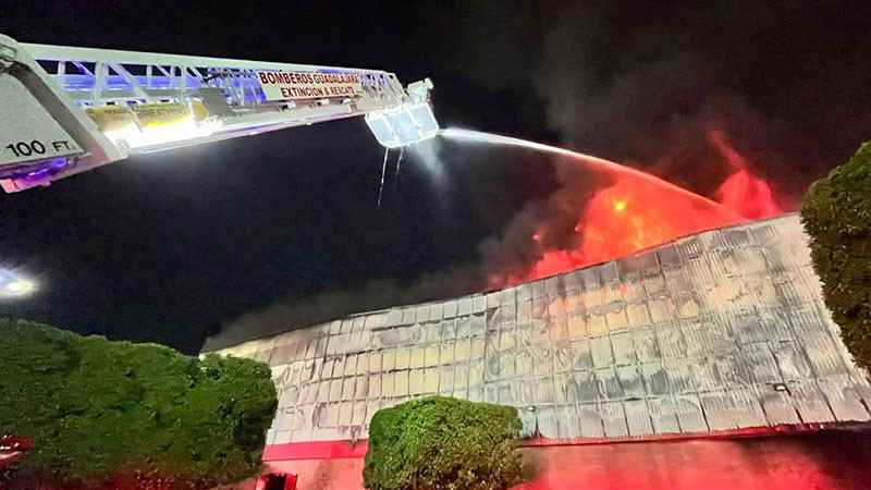 Autoridades no descartan que incendios en tres centros comerciales de Zapopan fueron provocados