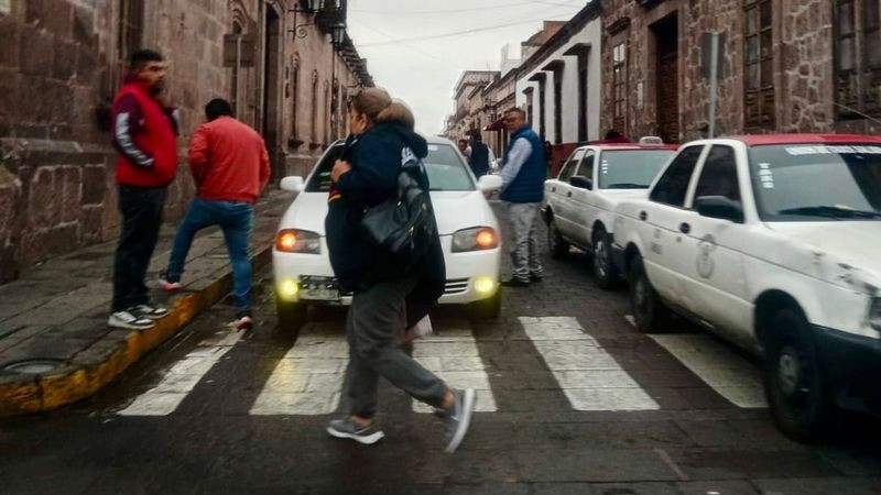 Taxistas bloquean calles del centro de Morelia: Exigen igualdad ante transportistas foráneos 