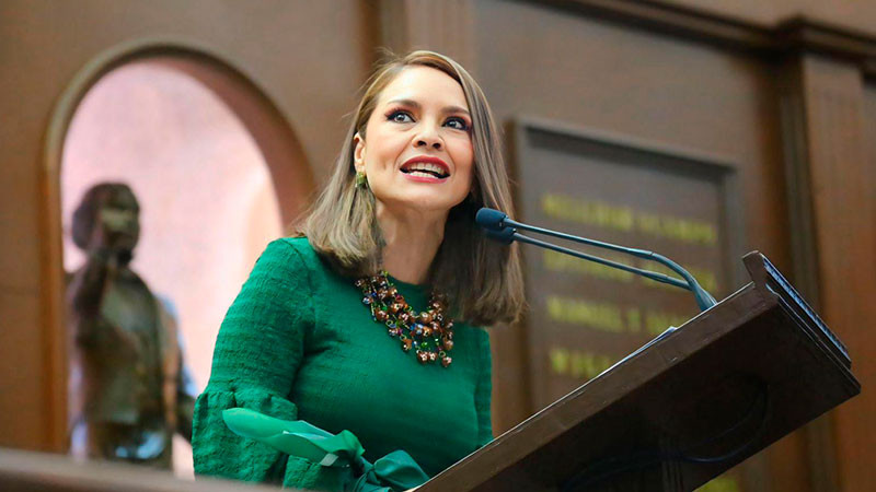 Impulsa Nalleli Pedraza escribir leyenda Claudia Sheinbaum primera presidenta de México en el muro del congreso de Michoacán 