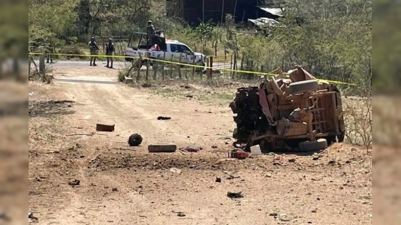 Muere abuelito al estallarle granada oculta en costales que bloqueaban carretera en Eldorado, Sinaloa 