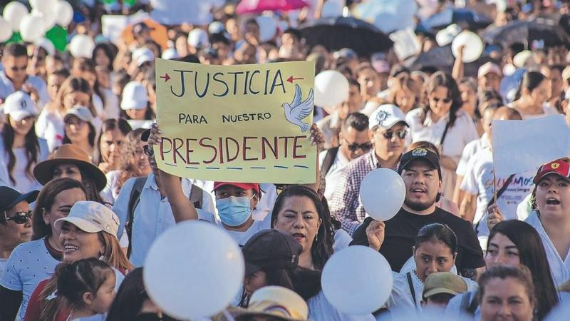 Miles de personas salen a marchar en Chilpancingo para exigir justicia por asesinato de alcalde 