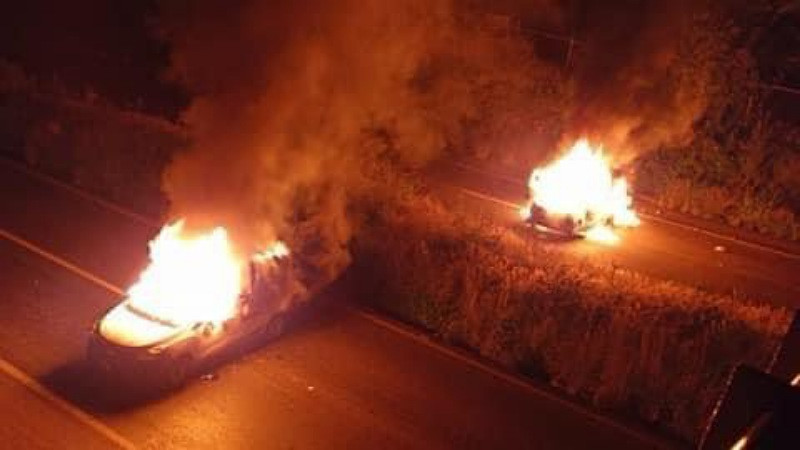 Estudiantes normalistas incendian vehículos en la carretera Morelia-Pátzcuaro 