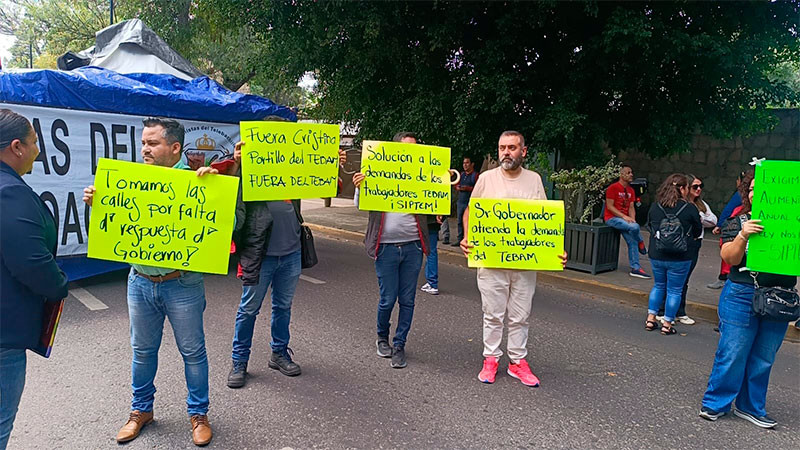 Exigen el pago de bonos, trabajadores de Telebachillerato Michoacán 