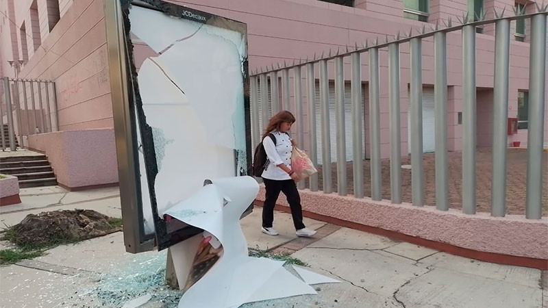 Normalistas vandalizan el edificio de Palacio de Justicia en Morelia, Michoacán