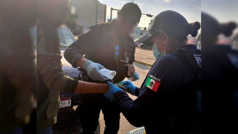 Herido normalista al estallarle cohetón en la mano, durante manifestación en Morelia, Michoacán 