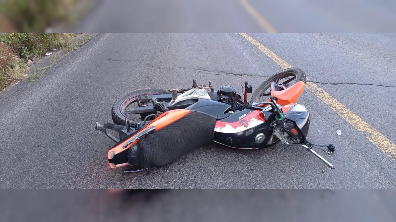 Diversión en moto termina en tragedia: Dos jóvenes mueren y uno resulta herido en Tuxpan, Michoacán 