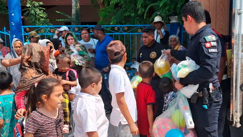 Bomberos de Zitácuaro, Michoacán entregan víveres y ropa a damnificados por huracán “John” en Huetamo 