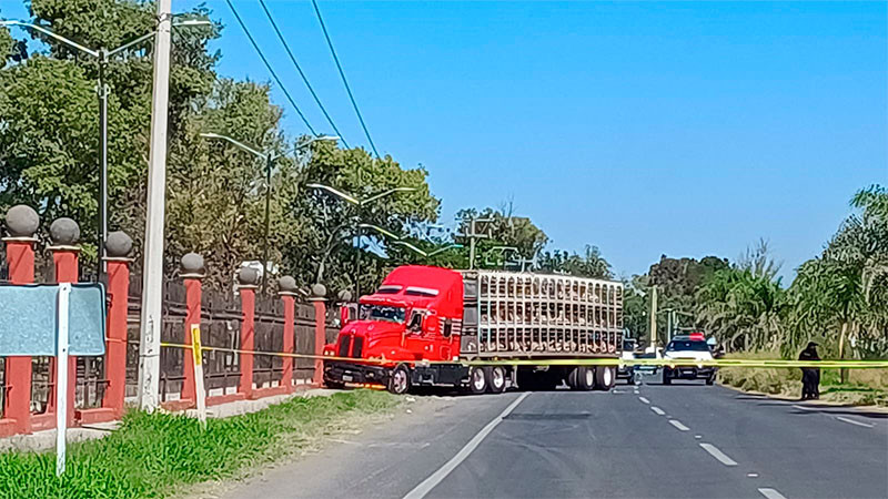 Hieren a trailero en persecución en la carretera Celaya-Juventino Rosas  