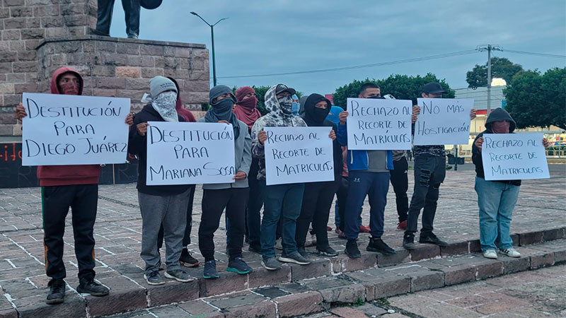 Continúan movilizaciones de normalistas en Morelia; vandalizan monumento a Lázaro Cárdenas