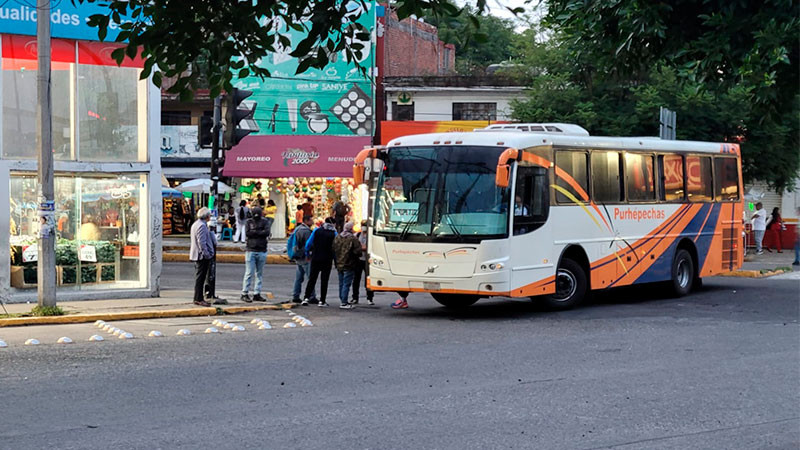 Continúan movilizaciones de normalistas en Morelia; vandalizan monumento a Lázaro Cárdenas