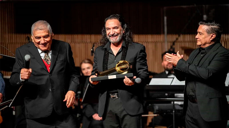 Recibe Marco Antonio Solís la presea ‘Gran Maestro’ 