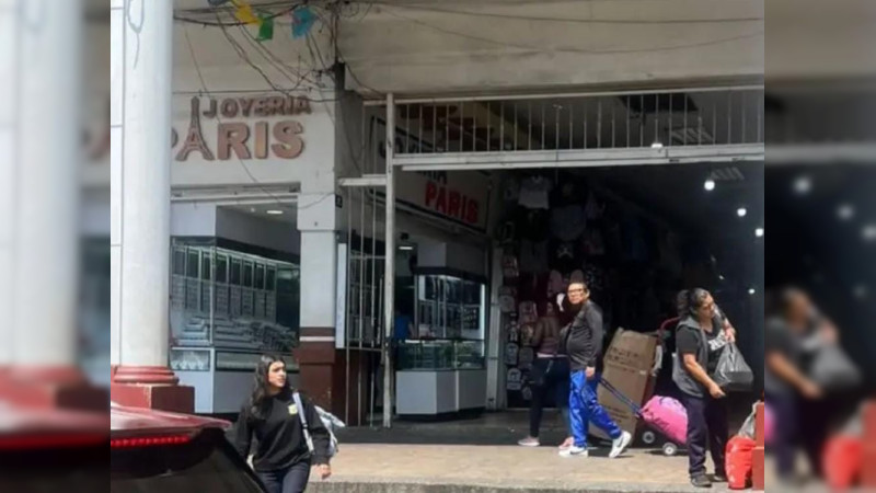 Pareja armada se lleva más de 100 mil pesos en violento asalto a joyería en Uruapan, Michoacán 