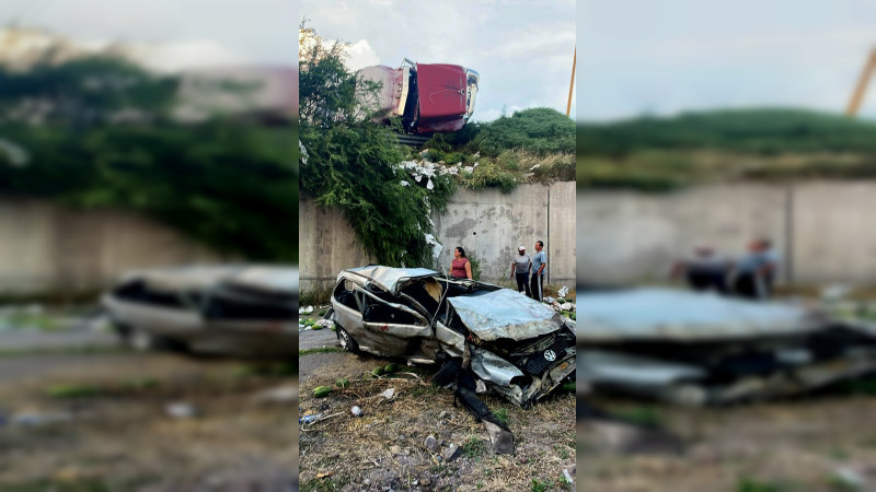 De milagro se salvan pasajeros de auto tras chocar y caer de puente en Parácuaro, Michoacán 