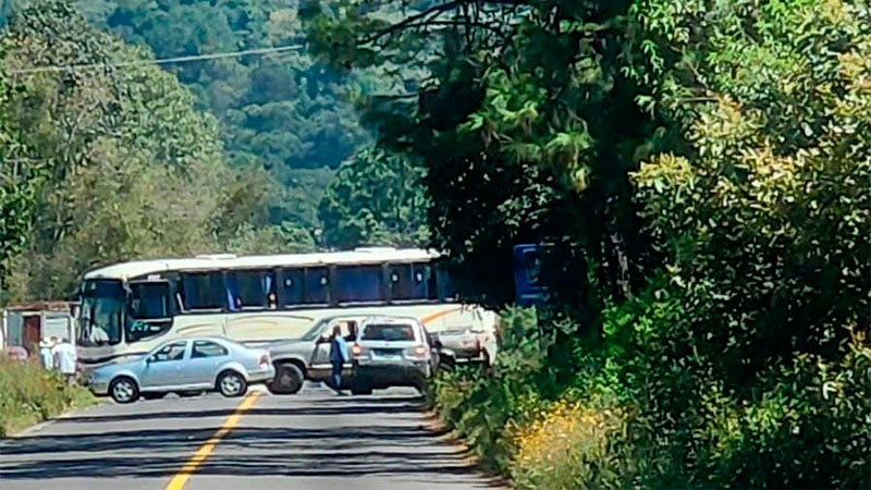 Bloquean comuneros de Comanchuén carretera Uruapan-Pátzcuaro; exigen aparición de un desaparecido 