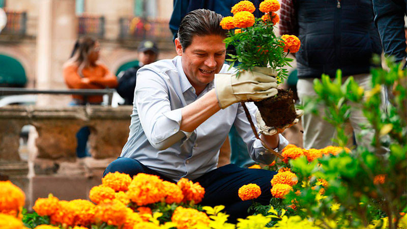 Con miles de flores de cempasúchil, ayuntamiento adorna las plazas públicas 