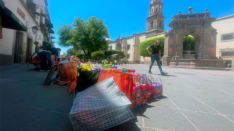 Retiran inspectores a comerciantes ambulantes en Querétaro 