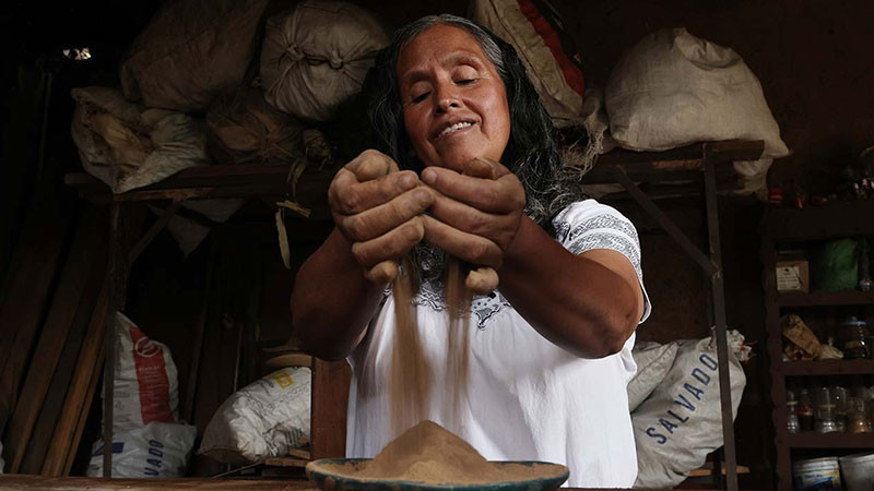 Herlinda Morales, artesana michoacana que ha dedicado su vida a la alfarería 