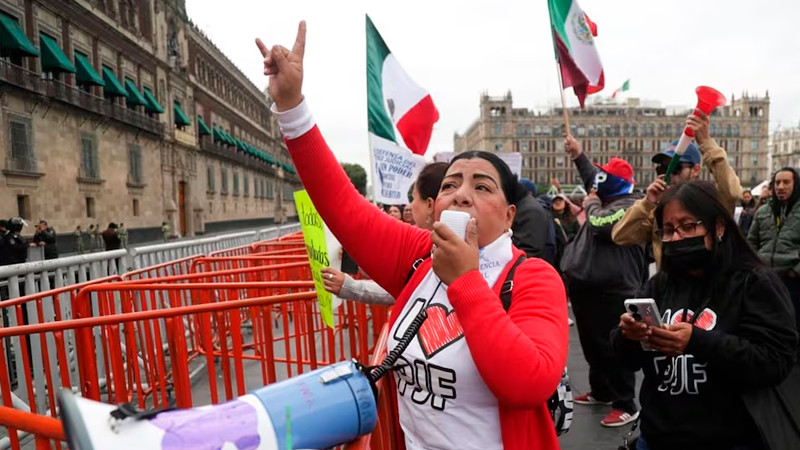 Trabajadores del PJF arriban a Palacio Nacional; exigen a Sheinbaum acatar suspensión de reforma en la materia 