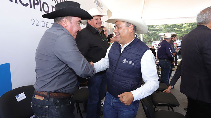 Entrega SEDEA apoyos para productores en Amealco, Querétaro  