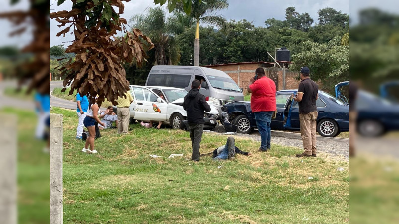 Deja cinco heridos choque vehicular en Uruapan, Michoacán 