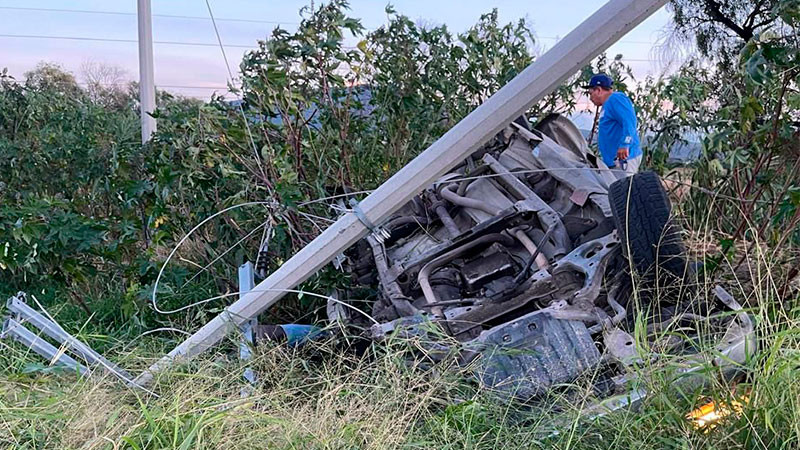 Fallece conductor, tras volcar su camioneta en la carretera federal Salvatierra-Celaya 