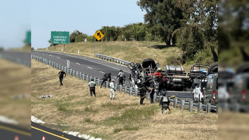 Vuelca camión de la Guardia Nacional en autopista de Michoacán: Suman dos agentes muertos y 24 heridos 