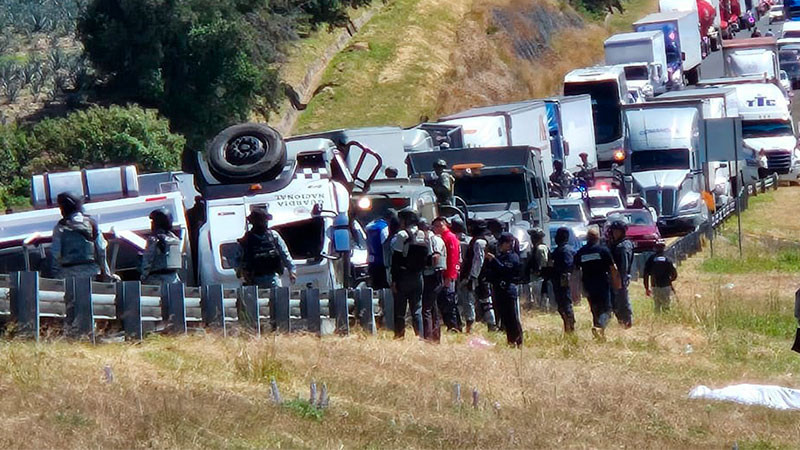 Accidente de camión de la GN en la autopista México-Guadalajara deja tres oficiales muertos 