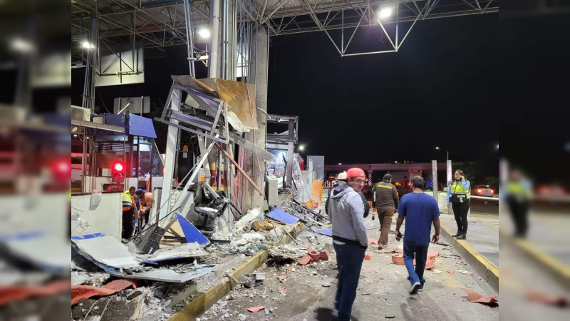 Tráiler sin frenos embiste caseta de cobro en autopista México-Guadalajara; dos lesionados 