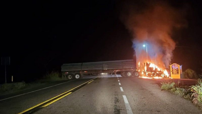 Amanecen en Tecpan de Galeana, Guerrero, con bloqueos y enfrentamientos armados 