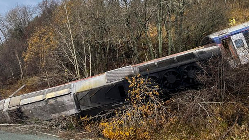 Se descarrila tren en Noruega; hay al menos un muerto y  al menos 4 heridos 