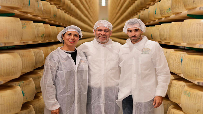 Bedolla, productores de queso Cotija y Parmigiano Reggiano forjan alianza en Italia 