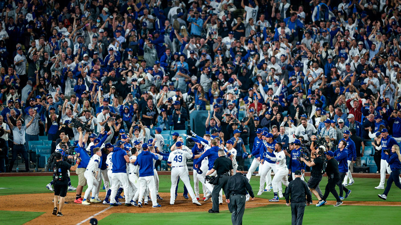 Dodgers dejan en el terreno de juego a Yankees, en el primer juego de la Serie Mundial 