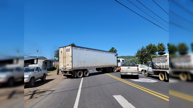 Atraviesan tráiler en la carretera Uruapan - Los Reyes, Michoacán 