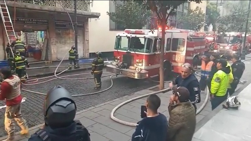 Se registra incendio en bodega de la Ciudad de México; bomberos rescatan a mujer y su mascota 