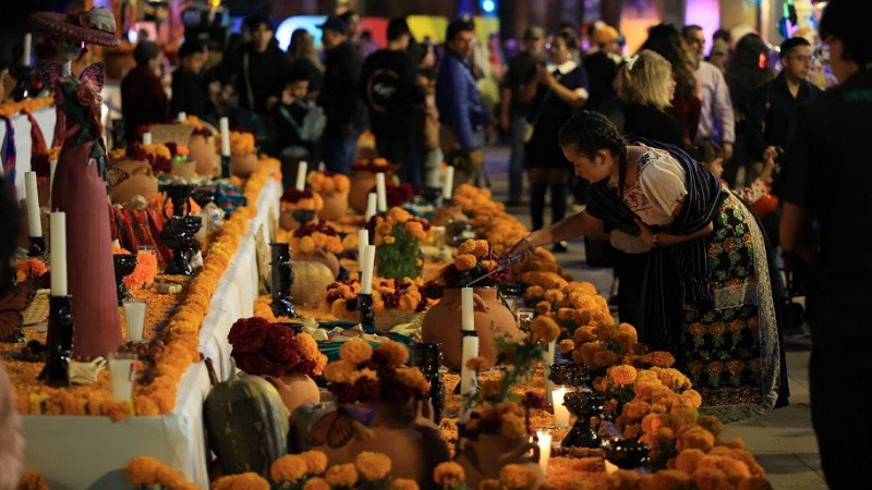 Plaza de Armas de Morelia, reviste de color y tradición para conmemorar el Día de Muertos 