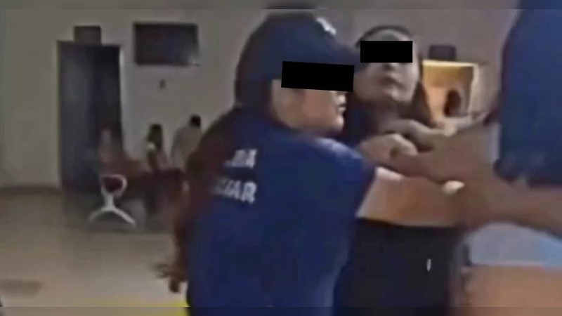 En Apatzingán, Michoacán, mujer agrede a personal médico 