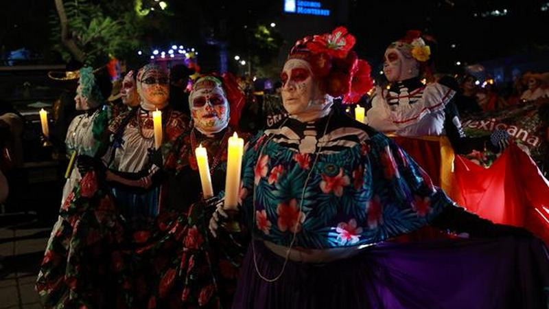 Ciudad de México se engalana con procesión de catrinas y catrines previo al Día de Muertos 