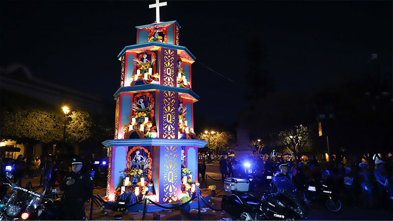 Dedican Altar de Muertos Monumental en el centro de Querétaro a policías estatales  