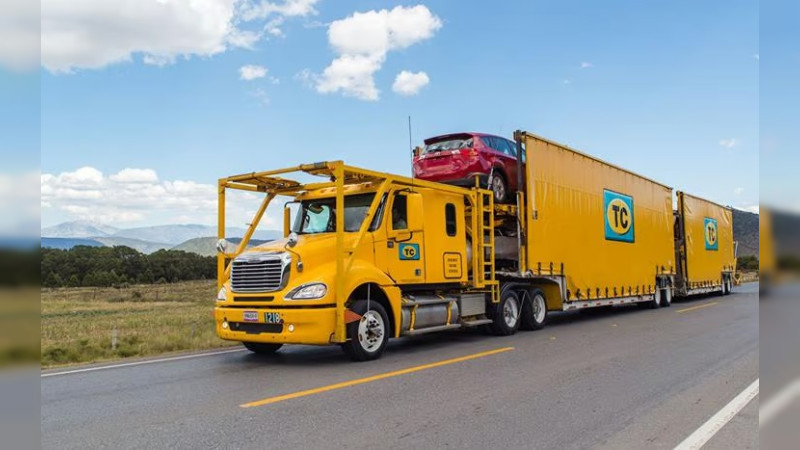 Vacían tráiler nodriza en la carretera Morelia – Pátzcuaro: Se llevan 9 autos nuevos; FGR Michoacán ya investiga 