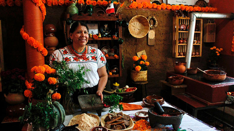 Para promover cultura gastronómica, Rosalba Morales imparte taller de cocina tradicional michoacana 