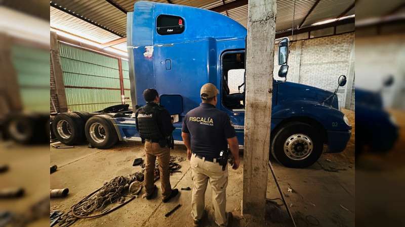 Revientan bodega el crimen en Santa Ana Maya, Michoacán: Aseguran tráileres robados 