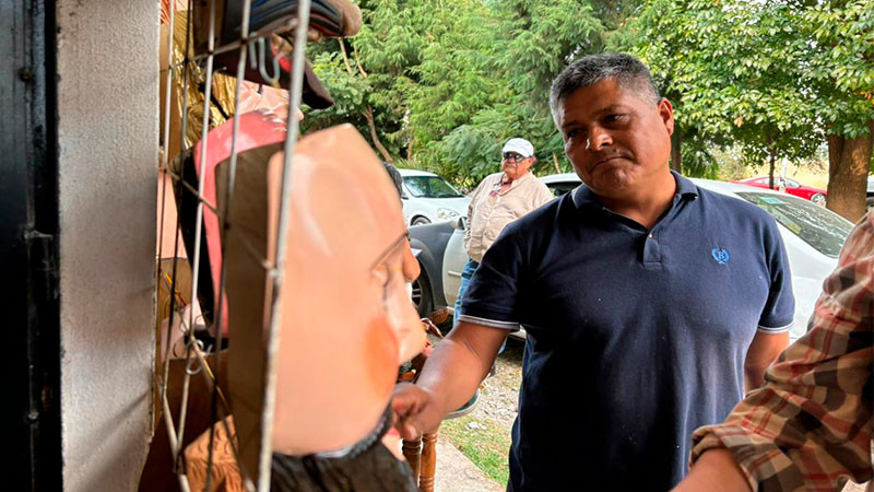 Artesano comparte con turismo técnicas para creación de máscaras tradicionales 