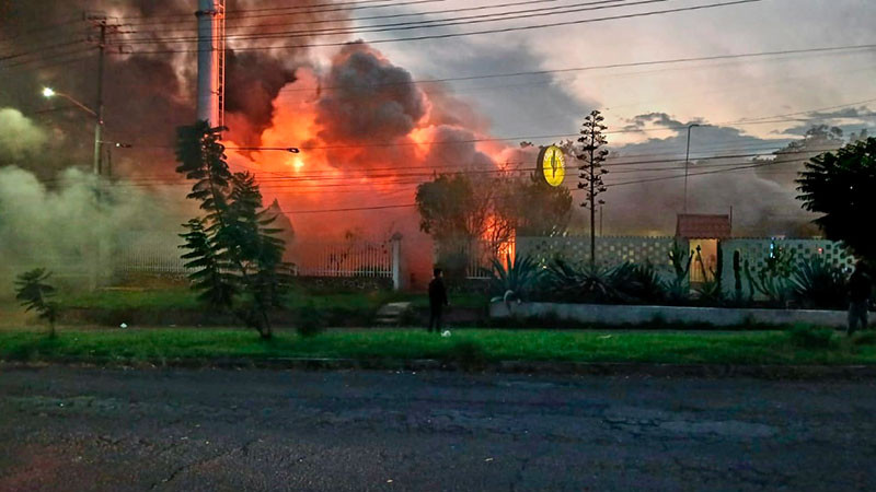 Incendio en Uruapan, Michoacán consume una vivienda y un negocio