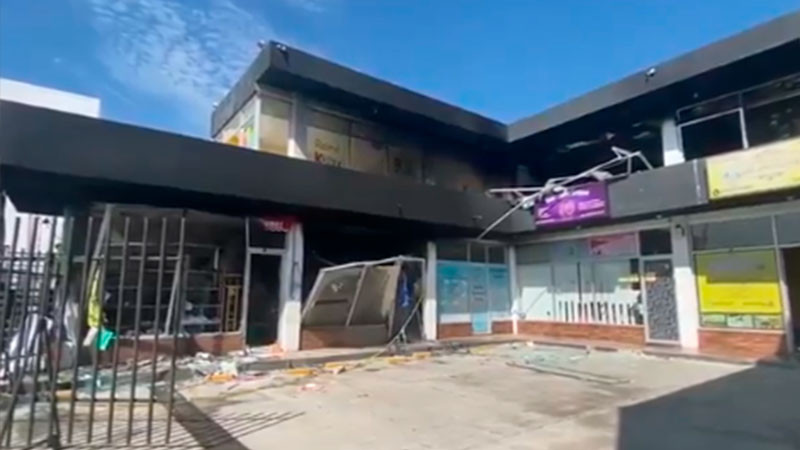 Incendian plaza comercial por no "pagar piso" en San Andrés Cholula, Puebla 