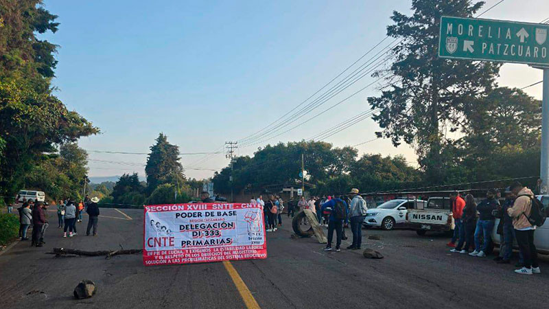 Maestros protestan y exigen mediante bloqueo de la carretera Pátzcuaro-Tacámbaro, en Michoacán  