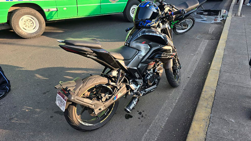 En Zamora, Michoacán joven se accidenta en su motocicleta, resultó herido 