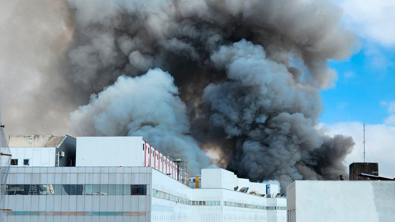 Se incendia edificio comercial en Sao Paulo, Brasil; se desconoce si hay víctimas 