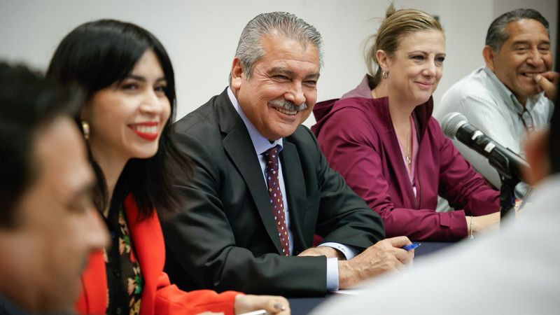 Va Morón junto al magisterio por fortalecimiento de la educación en México 