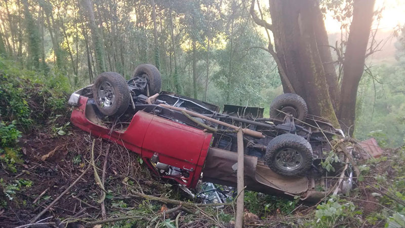 Se desabarrancan en una camioneta y resultan ilesos, en Zitácuaro, Michoacán 