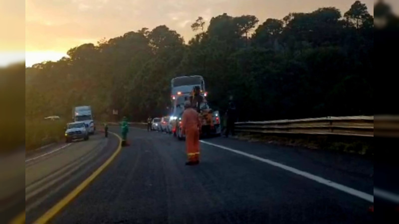 Fallece conductor al caer a un barranco en carretera de Uruapan, Michoacán 